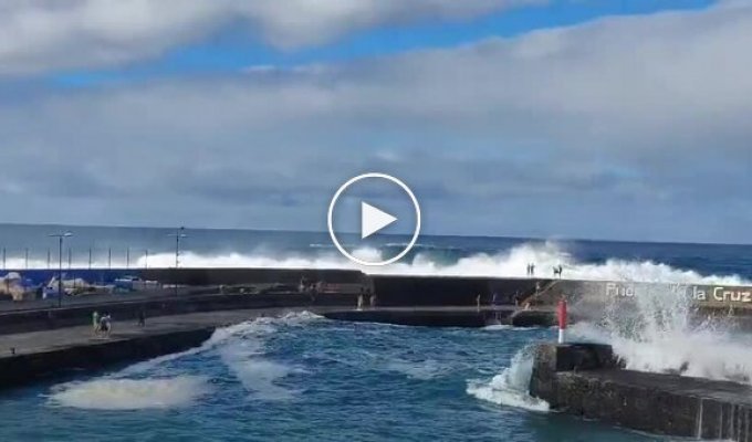 Tourists washed away by a giant wave in Spain