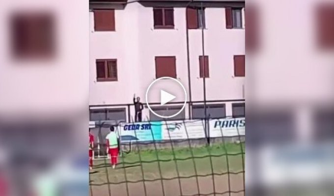 Футбольний тренер прийшов на матч своєї команди в костюмі священика