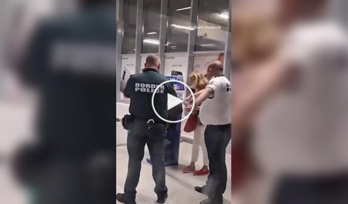 Авиакомпания отказала в перелете женщине, которая заплакала и встала на колени  колени, негатив, пассажирка, перелет, ручная кладь