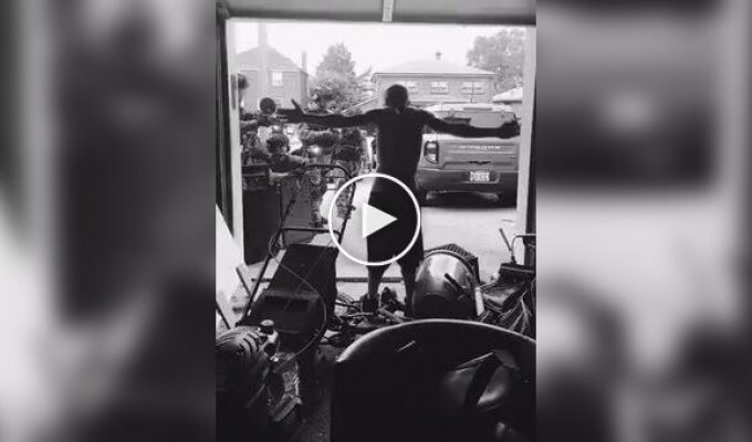 A man broadcast his arrest live