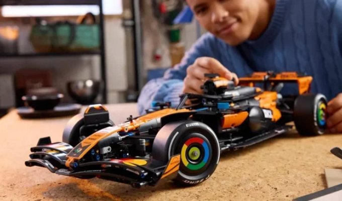 Чемпіонський болід McLaren став величезним конструктором Lego (7 фото)