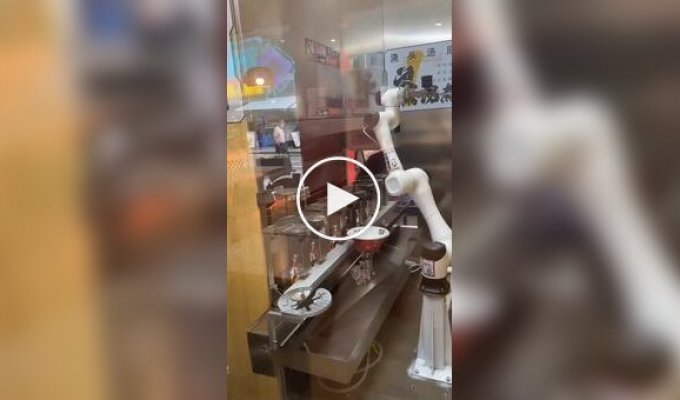 In China, a robot prepares all the food in the cafeteria