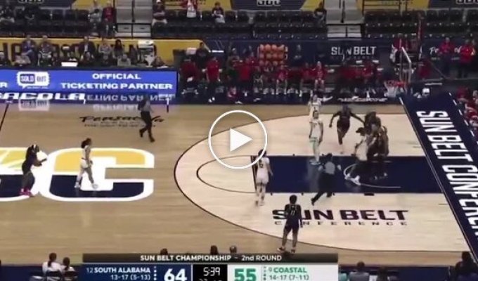 Массовая драка в женском баскетболе: арбитр — в нокауте, восемь девушек — отстранены