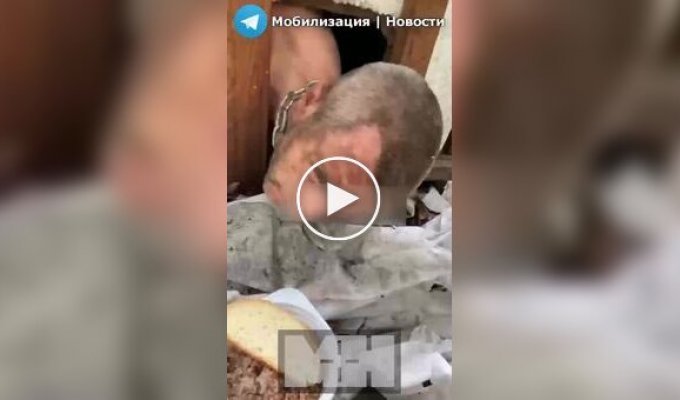 Russians chain up their accomplice-refusenik and keep him in a doghouse