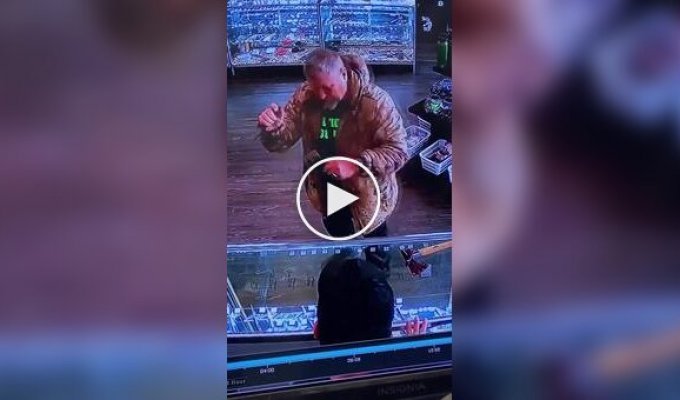 Дивний відвідувач влаштував «бій» із невидимим противником