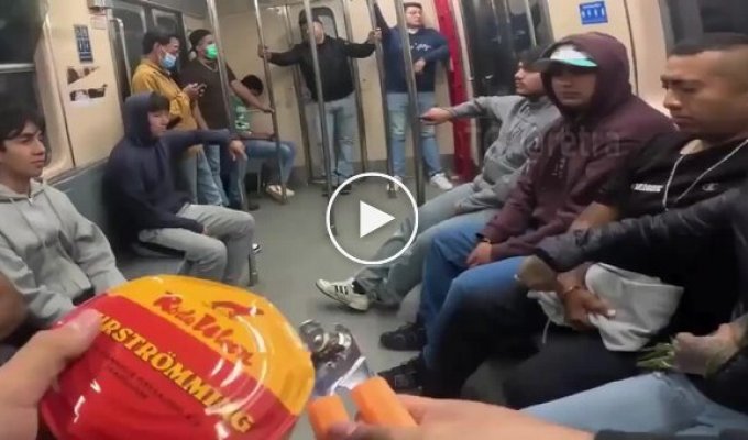 Мужчина открыл банку сюрстремминга в вагоне метро