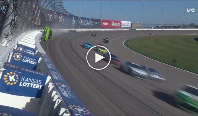 Гонщик NASCAR проехался по стене со скоростью 320 кмч