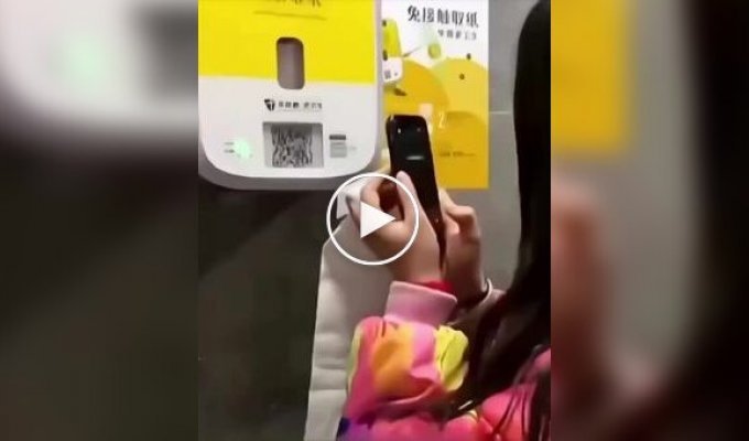 В Китае появились туалеты, где для получения бумаги нужно посмотреть рекламу