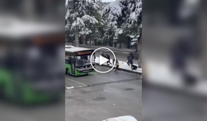 Водій автобуса приєднався до снігової битви