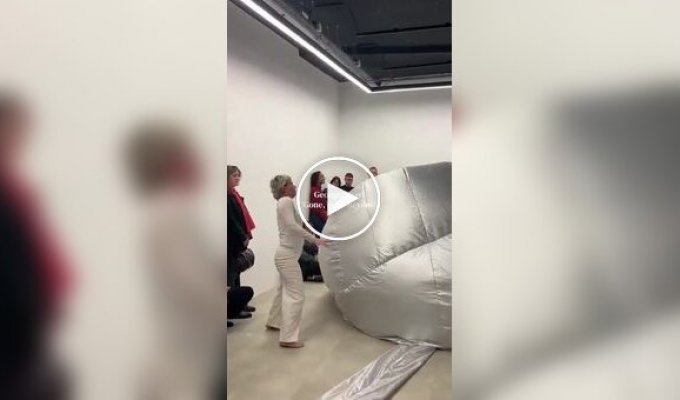 Сучасне мистецтво без пояснення: перформанс, який складно розшифрувати