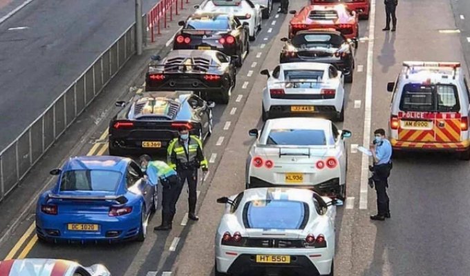 45 supercars against silence: the loud finale of an illegal race in Hong Kong (3 photos + video)