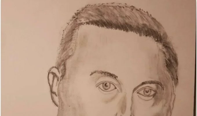 Elon Musk Spots a Fan's Drawing (2 photos)