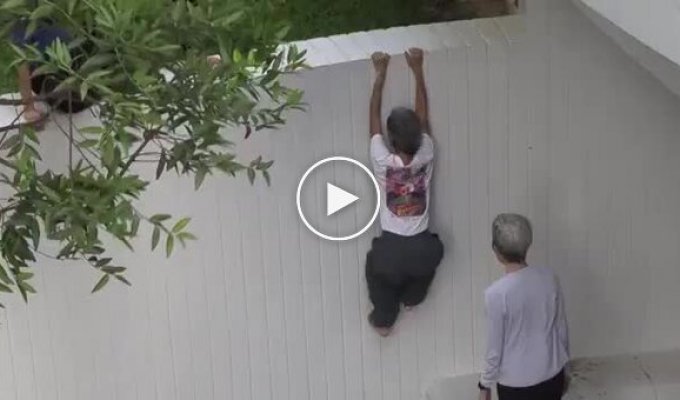 У Сінгапурі пенсіонерок вчать паркуру, щоб вони рідше травмувалися при падіннях