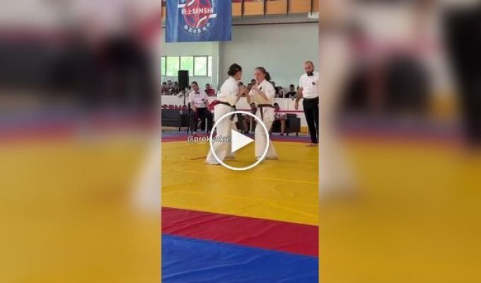 Каратистка нокаутировала соперницу эффектным ударом с ноги