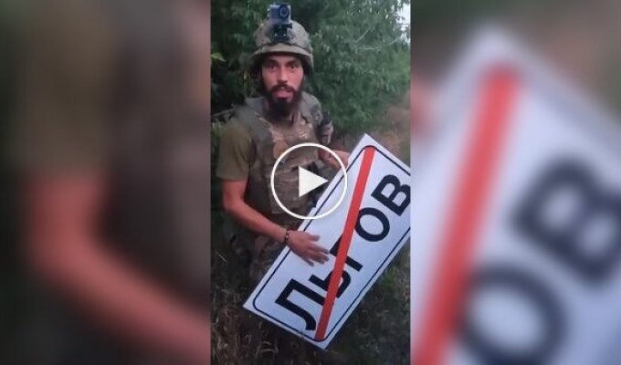 A Ukrainian soldier took a road sign with the inscription Lgov as a souvenir