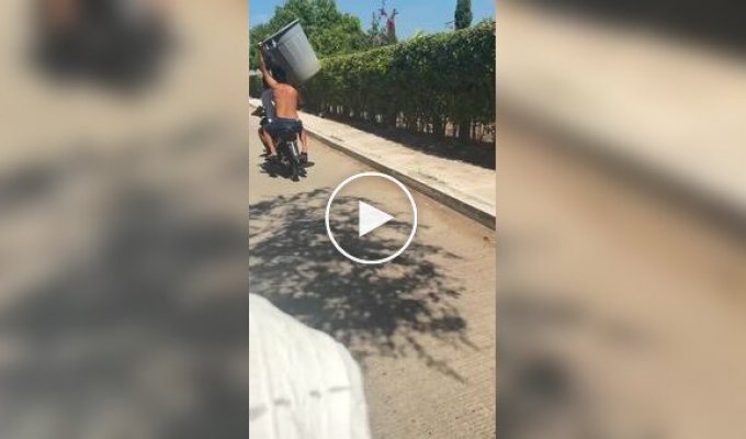 Шутник освежил приятелей