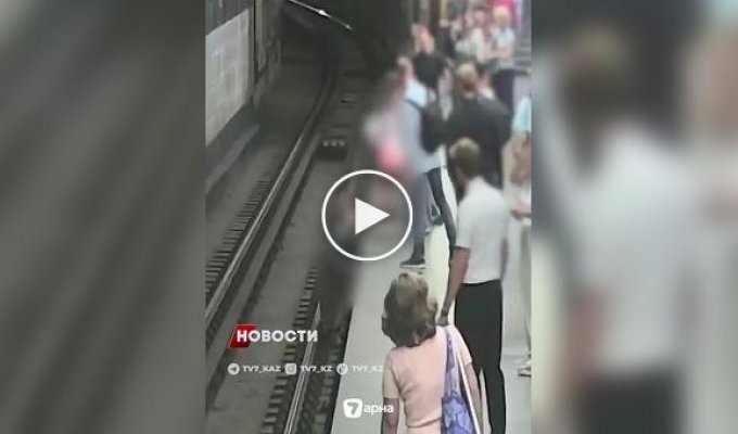 7-річна дитина, що відволіклася на телефон, впала на рейки метро