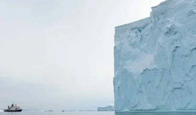 The "Doomsday" glacier has begun moving (3 photos)