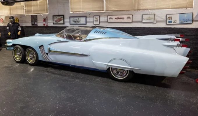 A unique six-wheeled retrofuturistic custom car will be put up for auction (9 photos)