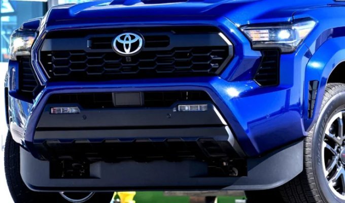 More than 390,000 Toyota pickup trucks are being recalled due to a software error (3 photos)