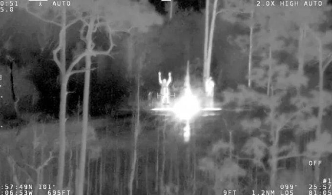 Отец с сыном застряли на болотах, кишащих аллигаторами (4 фото + 1 видео)