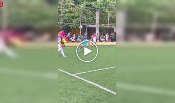 Жесткий момент на матче: футболист случайно встретил бутсой лицо соперника