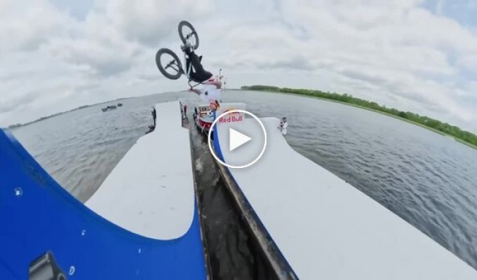 Трюк на BMX між човнами, що пливуть