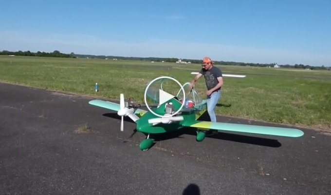 Найменший двомоторний літак