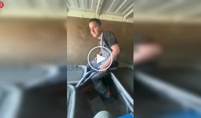 A Serbian found a brilliant, but very dangerous way to transport mortar