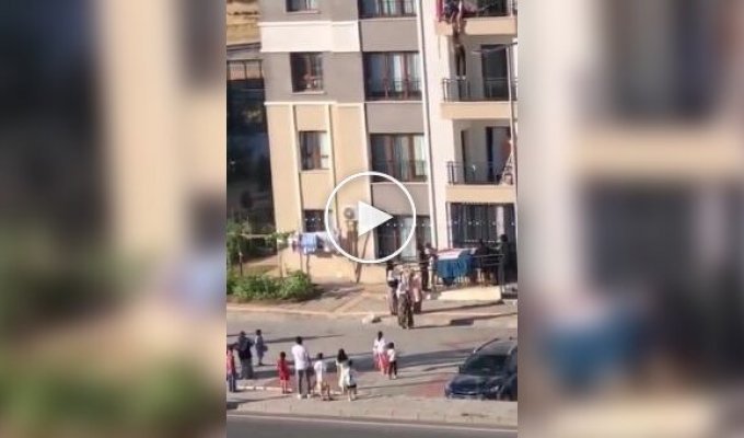 Чоловіки влаштували ризиковану рятувальну операцію заради дівчини