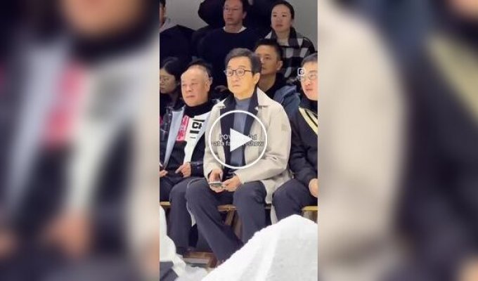 Джекі Чан на показі мод в Мілані