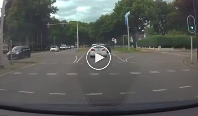Обігнав на світлофорі і попався патрулю