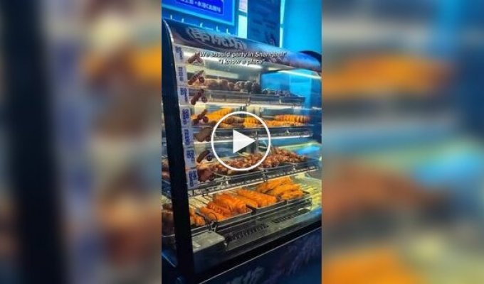 Продуктовий магазин з елементами нічного клубу