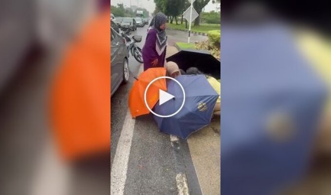 Woman gave birth right on the road while passersby covered her with umbrellas