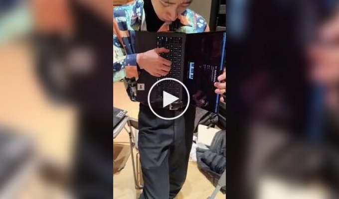 A Japanese man turned a MacBook into an accordion.