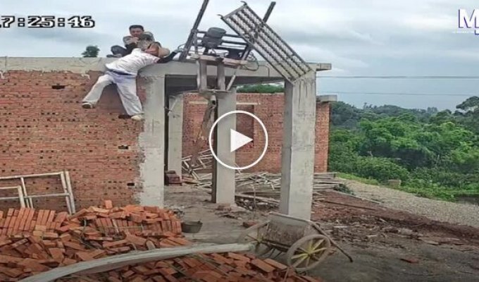 Lightning-fast reaction: A construction worker saved a falling colleague at the last moment