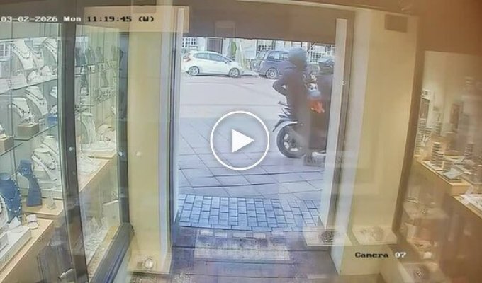 Robbers Rob a Jewelry Store Using a Concrete Saw