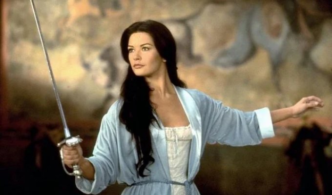 Catherine Zeta-Jones has ruined herself with plastic surgery (2 photos + video)