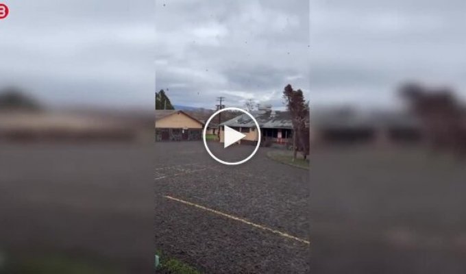 На Гавайях вулкан Кілауеа викинув «дощ» з каменів