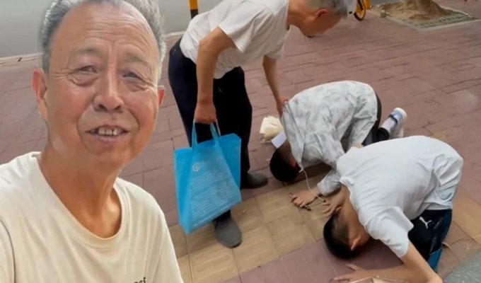 After passing the entrance exam, twins fell to their knees in front of the grandfather who raised them (3 photos + 1 video)