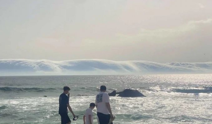 The beaches of Portugal were covered by a huge tsunami cloud (2 photos + video)