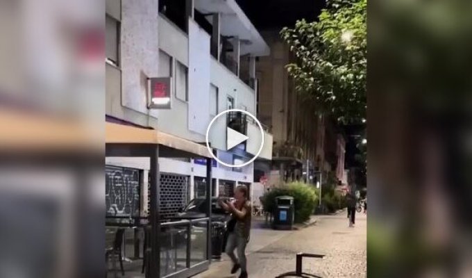 A bartender neutralized a drunk man with a knife