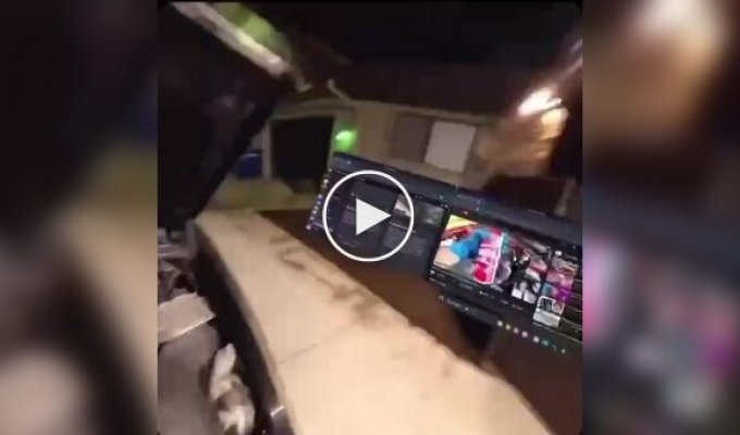 Мужчина ремонтирует автомобиль в AR-очках