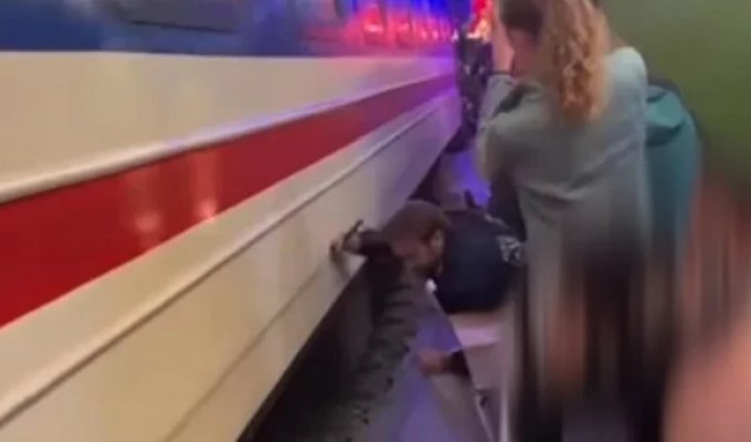A tourist miraculously escaped death under a train (5 photos + 1 video)