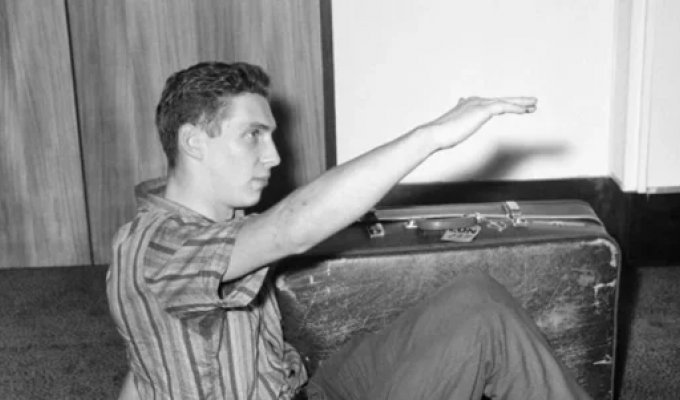 The man who sent himself in a box from Australia to the UK (4 photos)