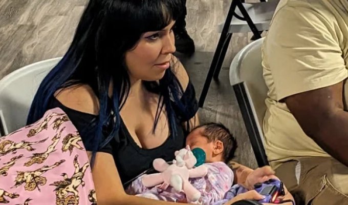 A woman won a Mortal Kombat tournament while holding a baby (4 photos)
