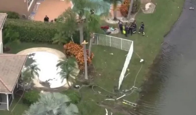 A Plane Carrying Humanitarian Aid Crashed in the Backyard of a US Home (2 photos + 2 videos)