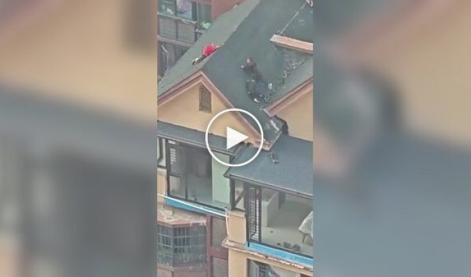 Children staged dangerous games on the roof of a high-rise building