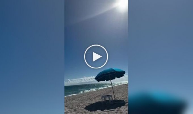 Падіння мотопарапланериста у воду потрапило на відео