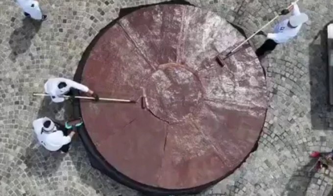 Sweet record: giant cookie baked in Argentina (2 photos + 1 video)